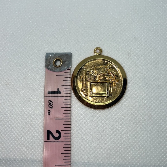 VINTAGE TECHNOLOGY TV PRODUCTION PENDANT CHARM GOLD TONE - Picture 6 of 8